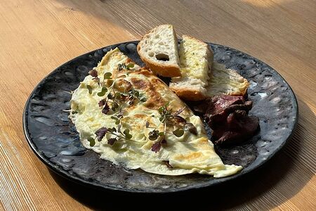 Омлет с ростбифом, вешенками и пармезаном