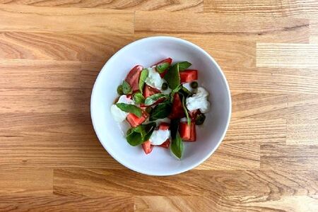 Салат с томатами и страчателлой