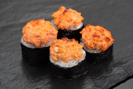 Запеченный ролл с острым лососем (мини)