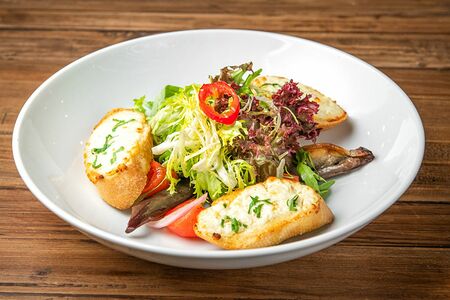 Салат с баклажанами и козьим сыром