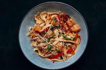 Вок с тигровыми креветками