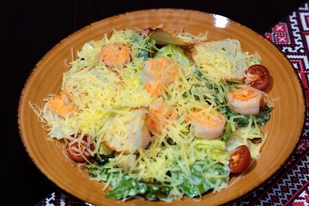 Салат Цезарь с креветками