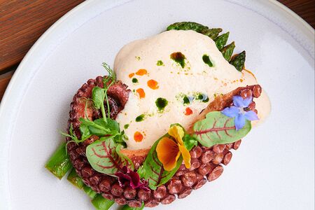 Осьминог с молодой спаржей и муссом из форели