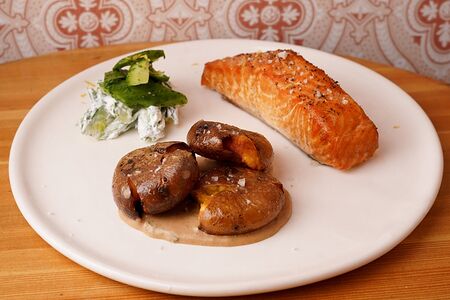 Лосось на кедровой доске