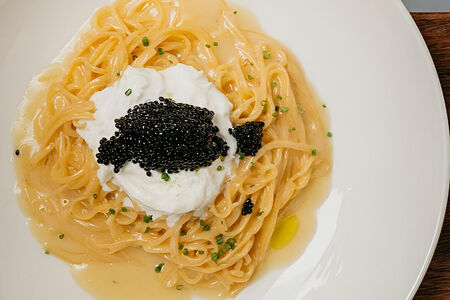 Тальолини со страчателлой и черной икрой