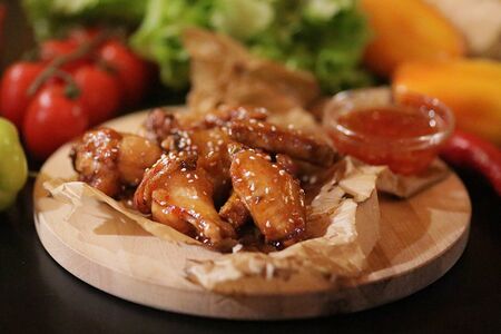 Куриные крылышки с соусом на выбор