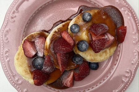 Сырники с рикоттой, мисо-карамелью и сезонными ягодами/фруктами (необходимо уточнить при заказе)