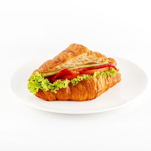 Круассан с лососем