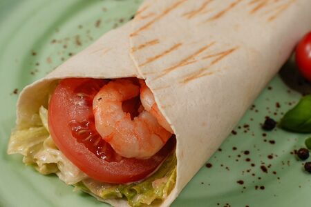 Ролл в тортилье с креветками