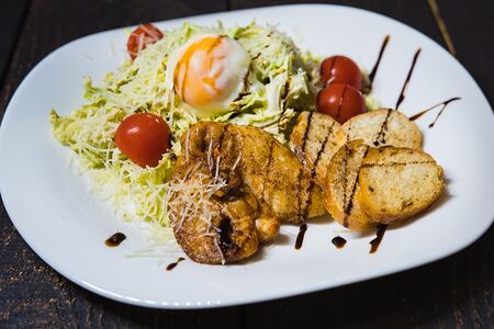 Классический Цезарь с курицей и яйцом пашот