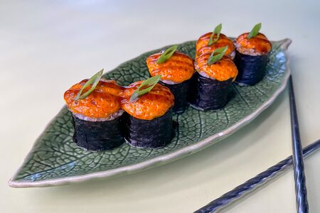 Маки-ролл с курицей запеченный