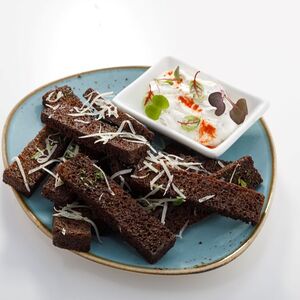 Гренки из бородинского хлеба с сыром и соусом тартар