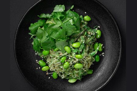 Салат с чукой, эдамамэ и ореховым соусом