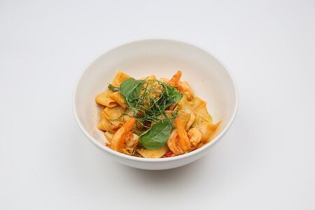 Паста с тигровыми креветками в пряном сливочном соусе