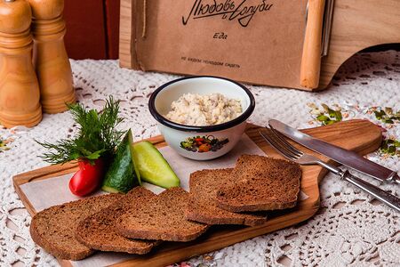 Форшмак по-одесски с хлебными чипсами