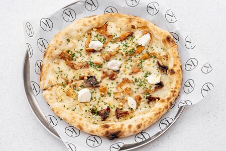 Пицца Лисички, камамбер, кедровый орех