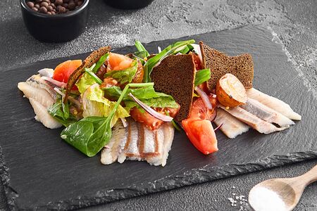 Сельдь с картофельным салатом и горчичным соусом