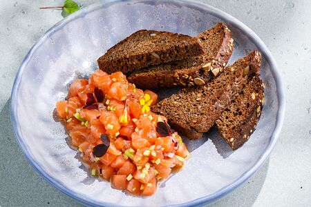 Тартар из лосося с тостами бурже