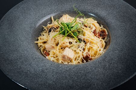 Спагетти с песто и цыплёнком