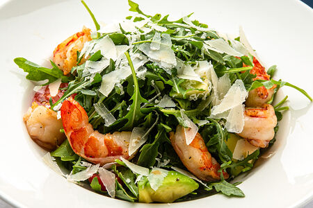 Рукола с креветками, черри помидорами и авокадо