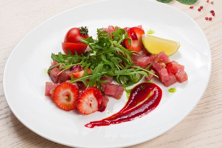 Тартар из тунца и клубники