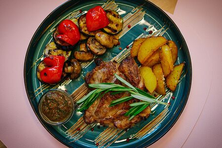 Стейк из cвинoй шеи