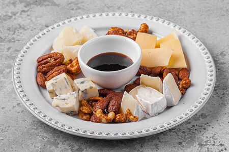 Сырная тарелка с медом и трюфельной пастой