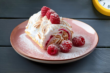 Меренговый рулет с малиной