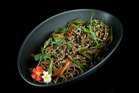 Гречневая лапша с овощами