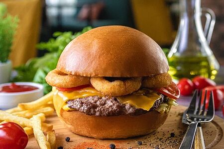 Бургер с луковыми кольцами