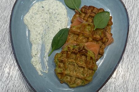 Драники из цукини с соусом дзадзики и красной рыбой