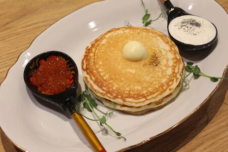 Пышные оладьи с красной икрой