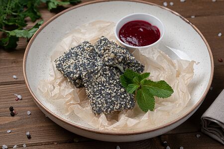 Сулугуни жареный в маке и кунжуте