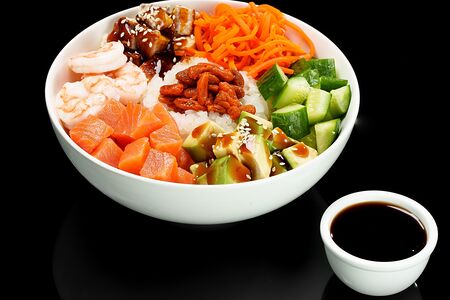 Поке с угрем, лососем и тигровой креветкой