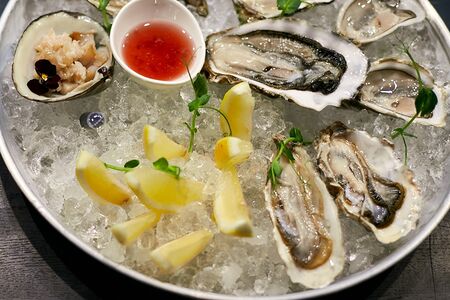 Устрица живая Императорская маленькая