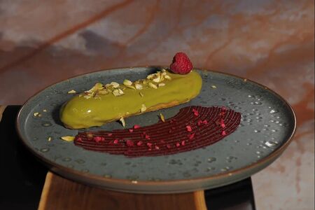 Эклер фисташка-малина