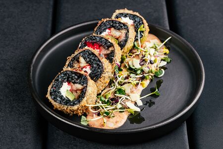 Жареный ролл с чернилами каракатицы