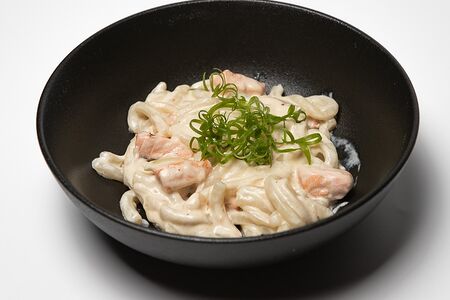 Удон с лососем в сливочном соусе