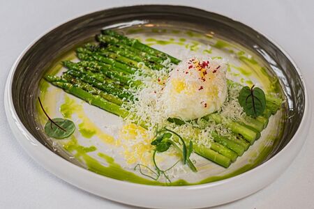 Зеленая спаржа с пармезаном и пашот