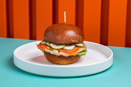 Бургер с куриной котлетой