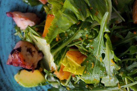 Салат с осьминогом