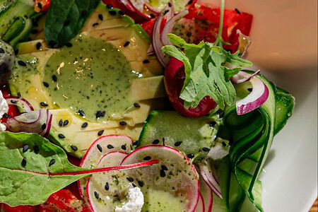 Сезонные овощи, авокадо, брынза