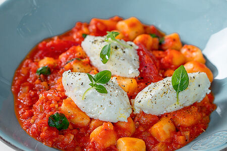 Ньокки с копченой рикоттой и томатным соусом