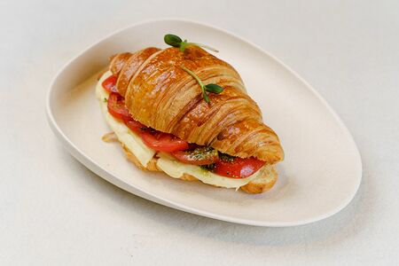 Круассан с моцареллой и томатами