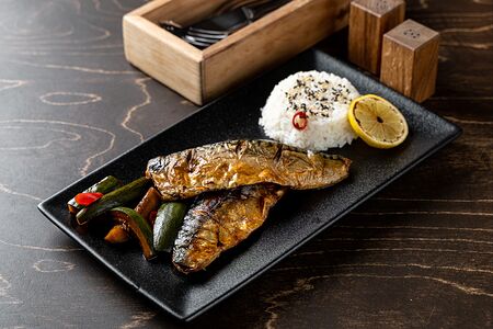 Запеченная скумбрия с огурцами по-азиатски