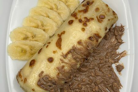 Блинчик с шоколадно-ореховой пастой и бананом