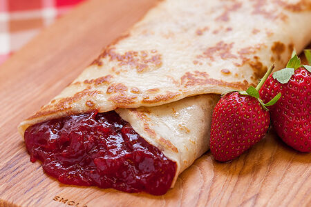 Блин с клубникой