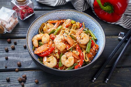 Вок удон с креветками