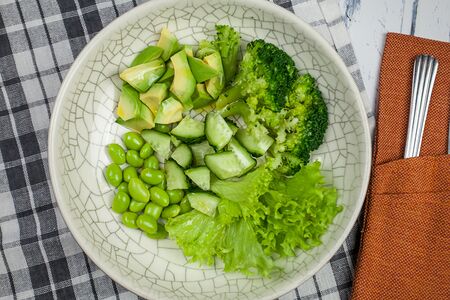 Салат с бобами эдамаме, огурцами и брокколи