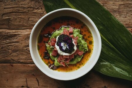 Тартар из тунца, гуакамоле, икра палтуса, понзу